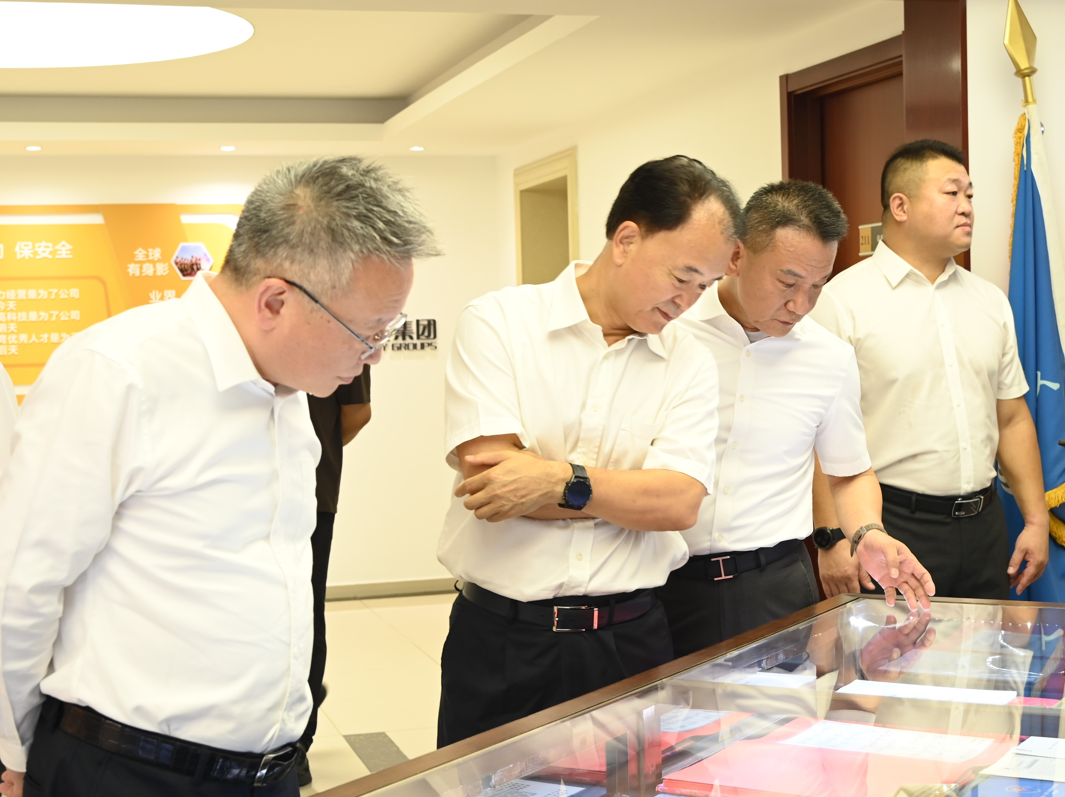 讲解公司荣誉.JPG